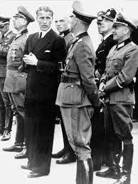 Von Braun ve askerî görevlilerin tarihî fotoğrafı