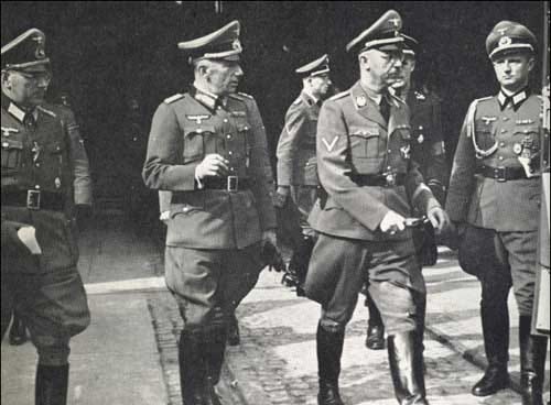 Von Braun’un askerî görevlilerle tarihî fotoğrafı