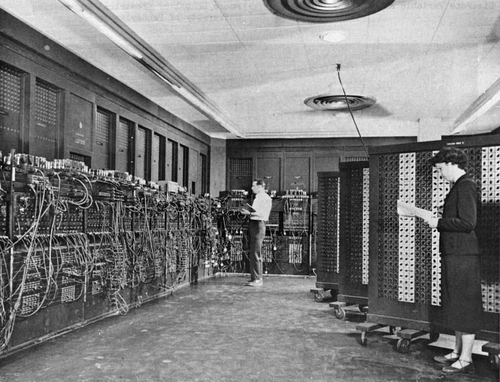 İlk elektronik bilgisayarlardan ENIAC ve kontrol panelleri