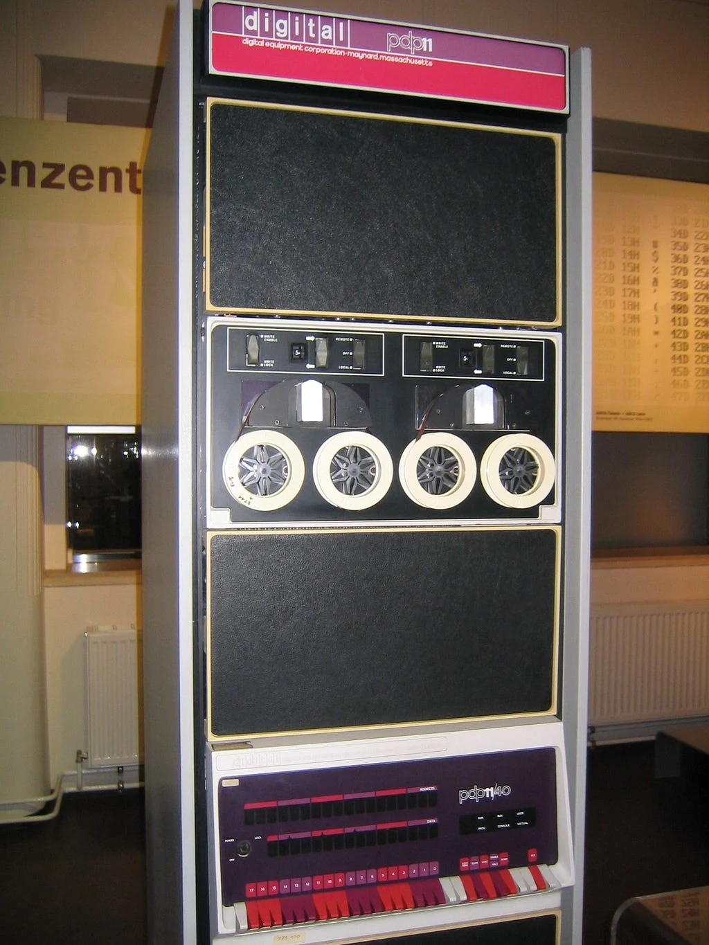 Unix geliştirmede kullanılan PDP-11 bilgisayarı